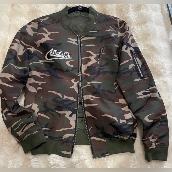 Riflessi Lightweight Camo Jacket with Front & Arm Pockets. Hanzi Logos 2-way Zip - Picture 9 of 11